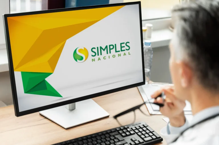 Pessoa acessando o portal do Simples Nacional no computador para escolher entre Simples puro e Simples híbrido