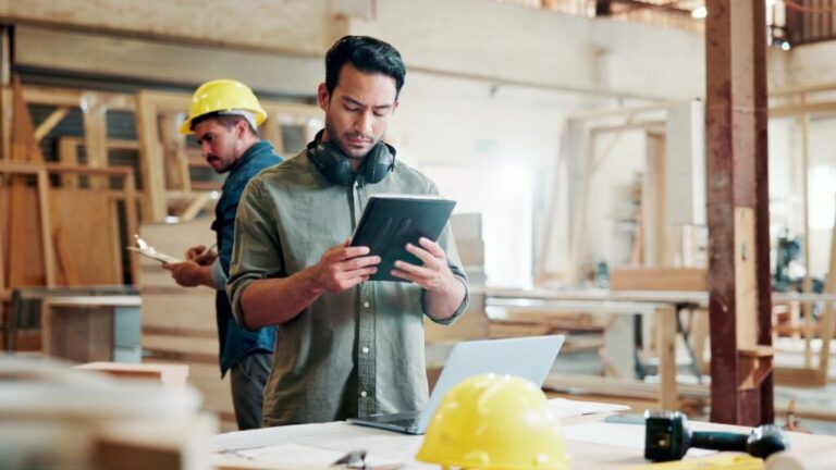 Profissional usando tablet em ambiente de trabalho, representando prestadores de serviços na Reforma Tributária
