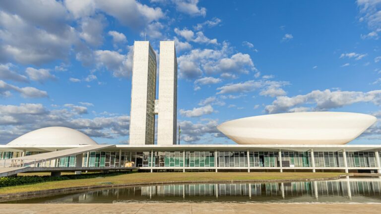 Prédio do Congresso Nacional em Brasília sob céu azul, onde tramitam as mudanças na Reforma Tributária debatidas nas eleições de 2026