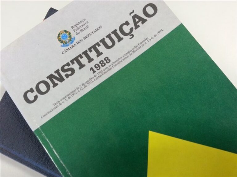 Exemplar impresso da Constituição Federal de 1988 da Câmara dos Deputados, marco do volume de normas tributárias editadas no Brasil
