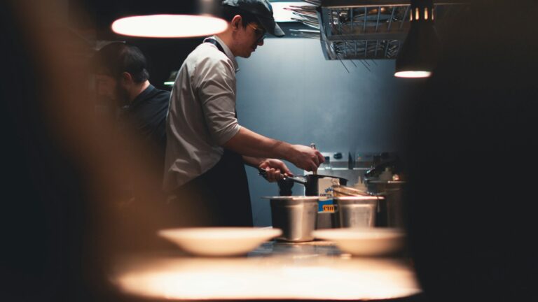 Cozinheiro trabalhando em cozinha profissional de restaurante, um dos setores mais afetados pelo fim da escala 6x1