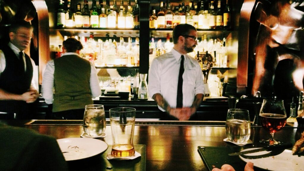 Equipe de bar e restaurante em atendimento, exemplo de setor que adapta escalas com o fim da 6x1