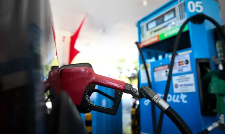 Bico de abastecimento em bomba de combustível de posto, ilustrando a cobrança de IBS e CBS sobre combustíveis